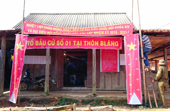  Cử tri và dân quân thôn Blăng, xã Chơ Chun (Nam Giang) tham gia trang trí điểm bỏ phiếu sớm tại địa phương. Ảnh: C.T.V