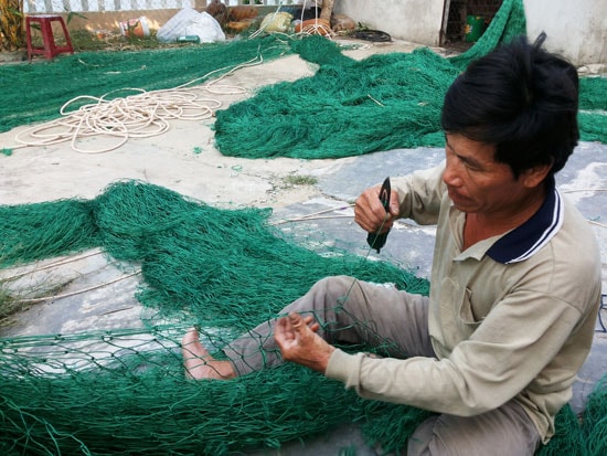 Hướng dẫn kỹ thuật lắp ráp lưới cho ngư dân. Ảnh: HOÀNG LIÊN