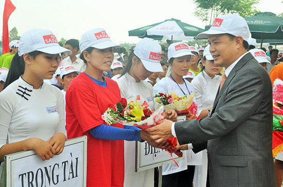 Phó Chủ tịch UBND tỉnh Lê Văn Thanh tặng hoa động viên các thuyền đua trước giờ thi đấu