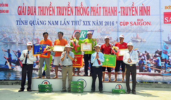 Thuyền đua nam Duy Tân nhận cúp vô địch.