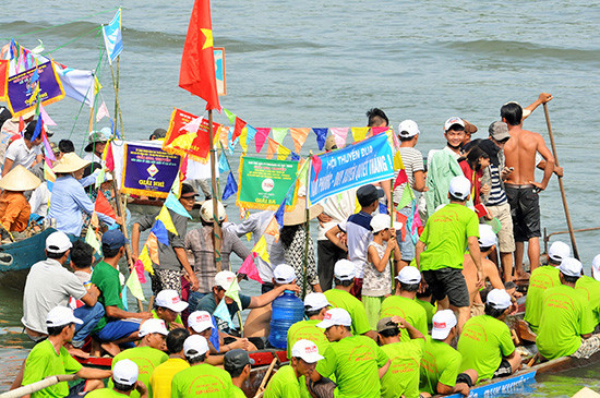 “Phòng truyền thống di động” của hội thuyền đua Nam Phước (Duy Xuyên) được mang theo để cổ vũ tinh thần cho các tay đua.
