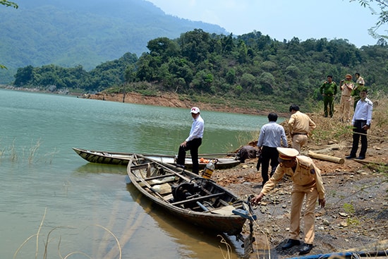 Nhiều phương tiện tự chế “án binh” chờ lưu thông trong lòng hồ A Vương.