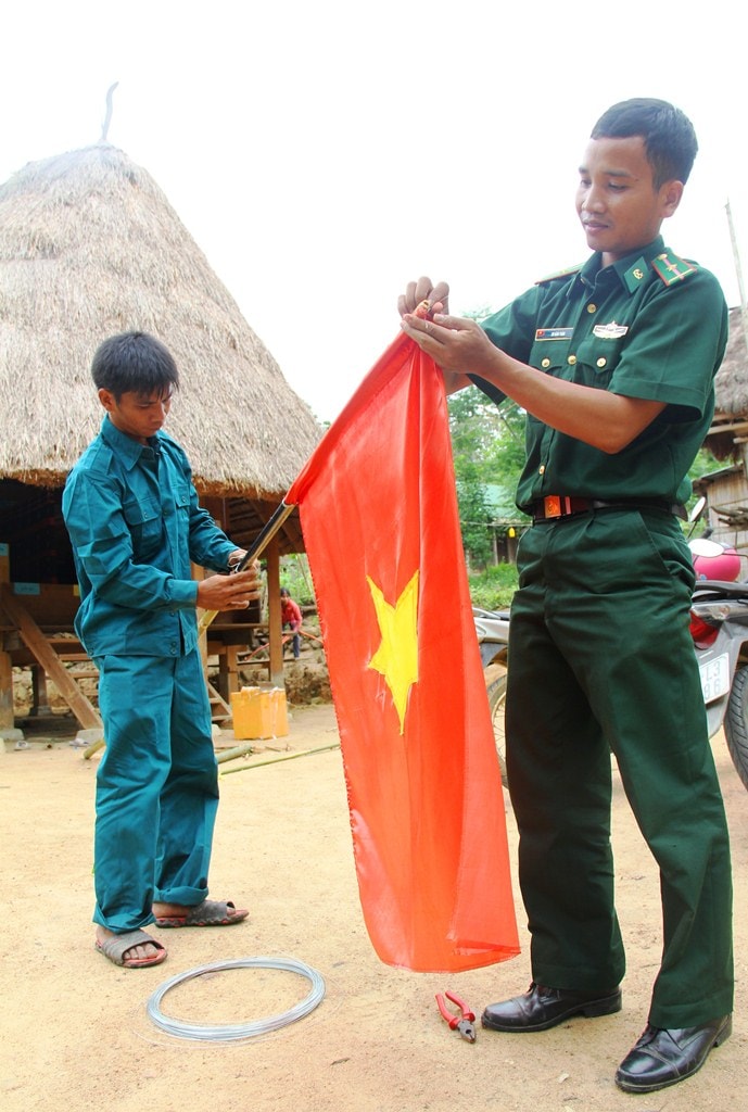 Các chiến sĩ biên phòng cùng trang trí tại khu vực bầu cử, giúp sức cho ngày hội thêm nhiều màu sắc.