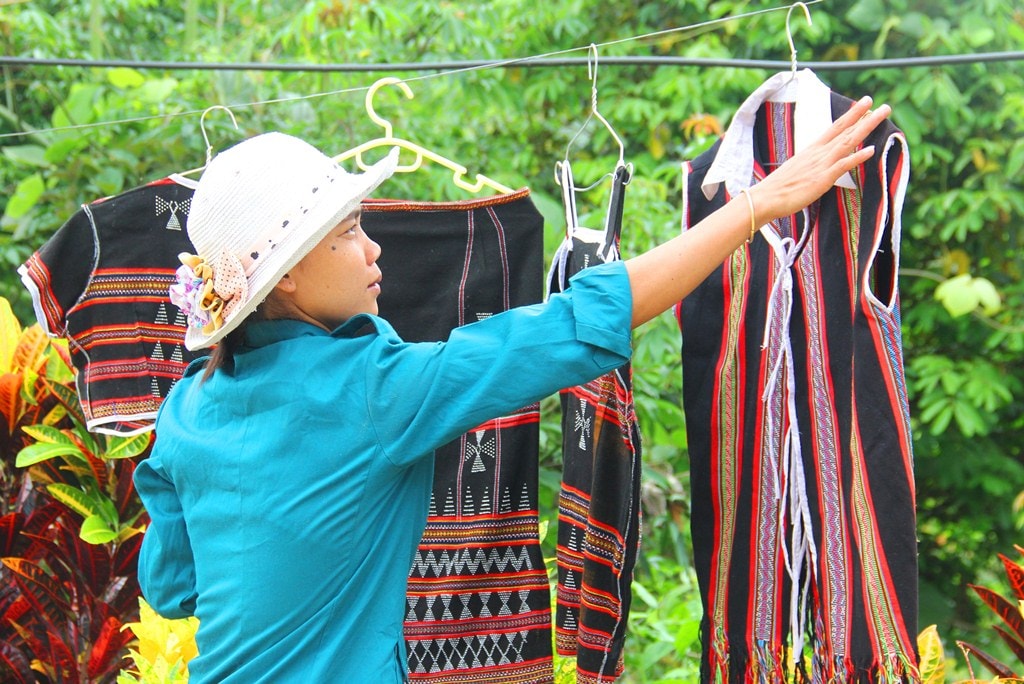 Một phụ nữ vùng cao tranh thủ phơi trang phục truyền thống để ngày mai cùng dự ngày hội bầu cử.