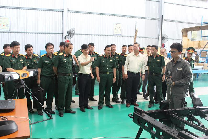 Trung tướng Nguyễn Quốc Khánh tham quan khu Phức hợp ô tô Chu Lai- Trường Hải.