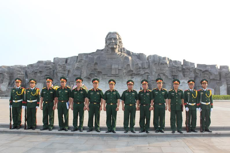 Trung tướng Nguyễn Quốc Khánh chụp ảnh lưu niệm với lãnh đạo Quân khu 5 và Bộ CHQS tỉnh tại Tượng đài Mẹ Việt Nam anh hùng. Ảnh:T.A