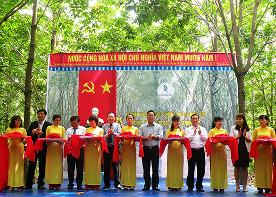 Phó Chủ tịch UBND tỉnh Lê Trí Thanh cùng các đại biểu cắt băng khai cạo mủ.