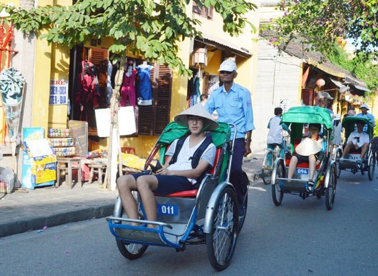 Thời gian tới sẽ cấm xe xích lô chạy trong phố cổ vào một thời điểm nhất định trong ngày. Ảnh: V.L