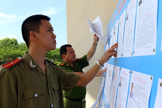 Cán bộ, chiến sĩ Công an tỉnh tìm hiểu thông tin ứng cử viên niêm yết tại trụ sở đơn vị. Ảnh: P.G