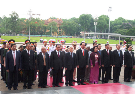 Các đồng chí lãnh đạo Đảng, Nhà nước viếng Chủ tịch Hồ Chí Minh. Ảnh: VGP/Nhật Bắc