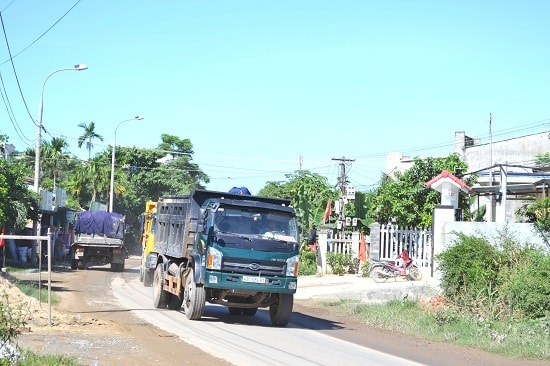 Một tuyến đường địa phương được sử dụng làm đường công vụ thi công dự án cao tốc.