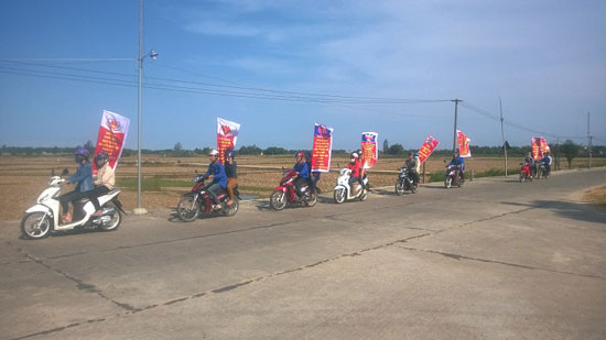 Đoàn viên thanh niên xã Duy Phước diễu hành tuyên truyền bầu cử bằng xe máy. Ảnh: T.MAI