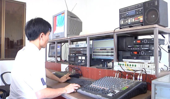 Cán bộ kỹ thuật của Đài Truyền thanh - truyền hình huyện Phước Sơn phát sóng thông tin bầu cử bằng tiếng Bh’noong. Ảnh; SỸ BÌNH