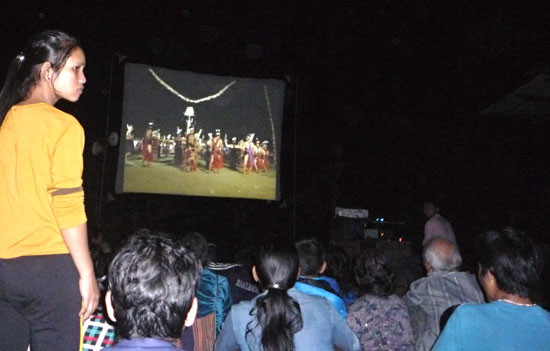 Người dân vùng cao Nam Giang đến xem một buổi chiếu bóng lưu động tuyên truyền bầu cử . (Ảnh do Trung tâm Phát hành phim và chiếu bóng Quảng Nam cung cấp).
