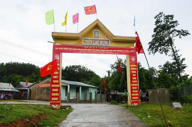 Cổng chào thôn Lao Mưng (xã Phước Xuân) đã trang trí cho ngày bầu cử rất bắt mắt. Ảnh: T.H