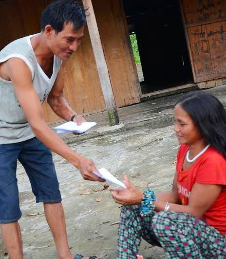 Chiều 19.5, đồng bào thôn Nước Lang (xã Phước Xuân) nhận thẻ cử tri để bầu cử.