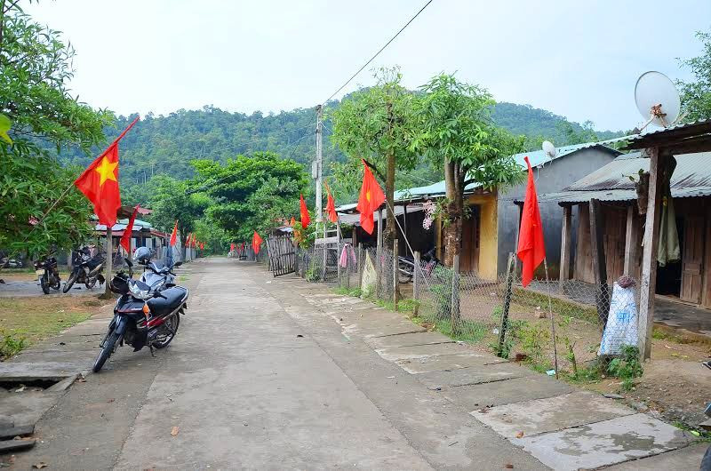 Dọc bên đường vào các bản làng hay khu dân cư vùng cao huyện Phước Sơn đỏ rực màu cờ Tổ quốc.