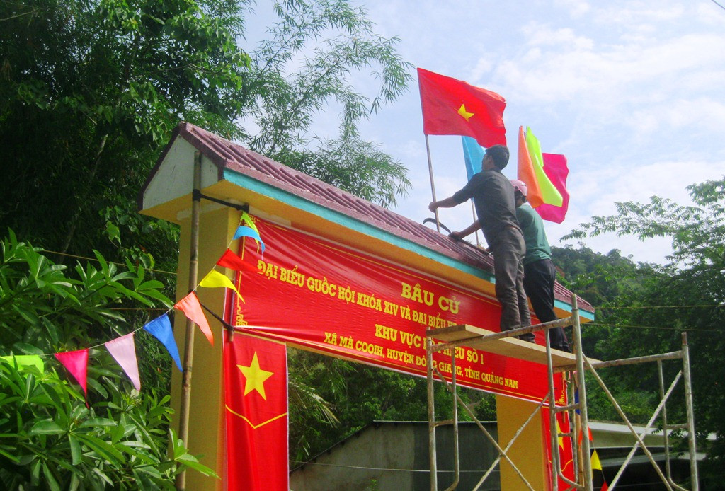 Tuổi trẻ các địa phương Đông Giang cùng xung kích tham gia trang trí tại các cổng chào, điểm bỏ phiếu bầu cử. Ảnh: A.N