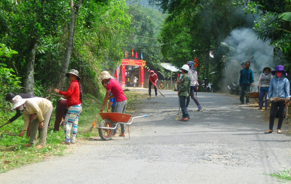 Lực lượng thanh niên và người dân miền núi cùng tham gia tổng dọn vệ sinh trong ngày ra quân hướng đến ngày bầu cử toàn dân 22.5. Ảnh: A.N