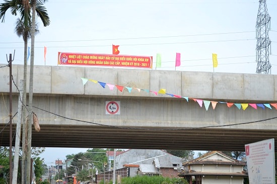 Tuyên truyền trực quan trên một hạng mục thuộc dự án đường cao tốc Đà Nẵng - Quảng Ngãi, đoạn qua Điện Bàn.