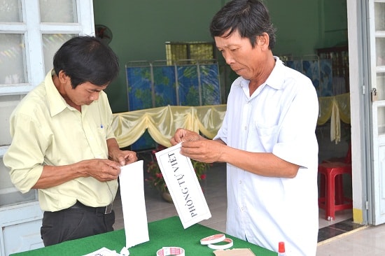 Cán bộ thôn Bến Đền Tây (Điện Quang) hoàn thiện một vài chi tiết nhỏ cuối cùng.