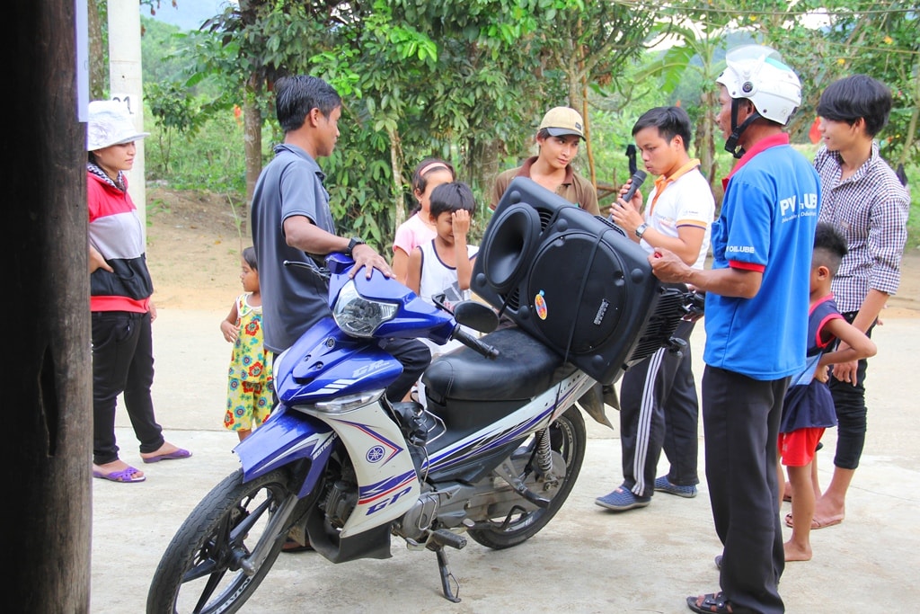 Các thành viên tổ bầu cử dùng loa thông báo cho người dân địa phương về thông tin bầu cử sáng mai 22.5. Ảnh: ALĂNG NGƯỚC