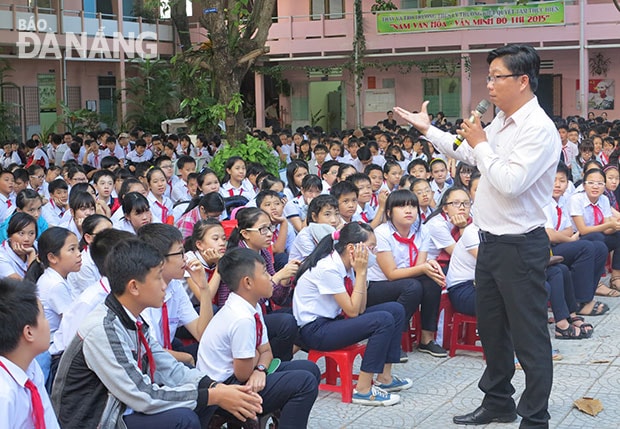 Ông Ngô Ngọc Hoàng Vương, Trưởng phòng Công tác HS-SV, Sở GD&ĐT Đà Nẵng trò chuyện với học sinh Trường THCS Lý Thường Kiệt trong chương trình truyền thông giáo dục lối sống, ngăn ngừa học sinh bỏ học. Ảnh: H.T