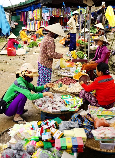 Chợ quê xứ Quảng. Ảnh: PHƯƠNG THẢO