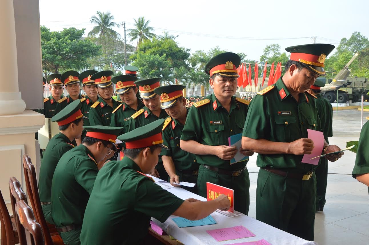 Cử tri các cơ quan, đơn vị LLVT tỉnh nhận phiếu bầu cử. Ảnh: TUẤN ANH