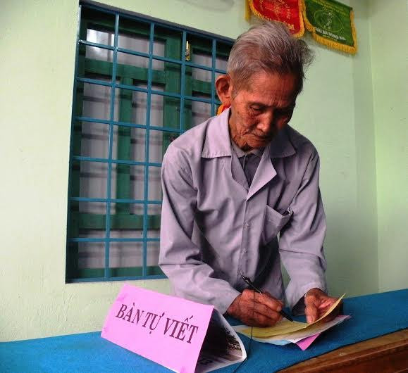 Cử tri Phan Lễ (89 tuổi) tự mình lựa chọn những người đủ đức, đủ tài. Ảnh: VĂN SỰ