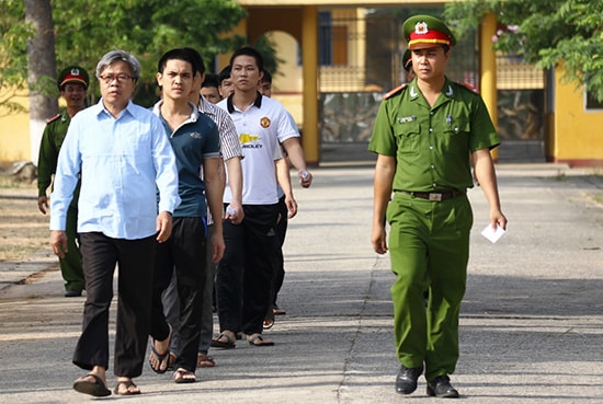 Những người tạm giữ, tạm giam tại trại tạm giam Công an tỉnh nghiêm túc thực hiện bầu cử. Ảnh: THÀNH CÔNG