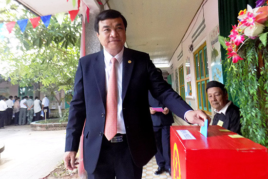 Ủy viên Trung ương Đảng, Phó Bí thư Thường trực Tỉnh ủy Phan Việt Cường thực hiện bỏ phiếu bầu tại Khu vực bỏ phiếu số 2, khu 2, thị trấn Ái Nghĩa (Đại Lộc).