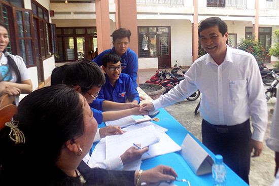 Đồng chí Phan Việt Cường kiểm tra, chỉ đạo công tác bầu cử ở huyện Đại Lộc sáng ngày 22.5.