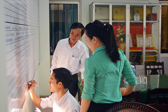 Đồng chí Võ Hồng kiểm tra công tác bỏ phiếu tại thành phố Hội An. Ảnh: QUỐC TUẤN