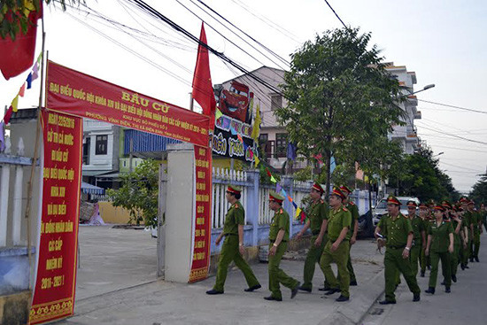Cán bộ, chiến sĩ Công an thị xã Điện Bàn đi bầu cử. Ảnh: CÔNG TÚ