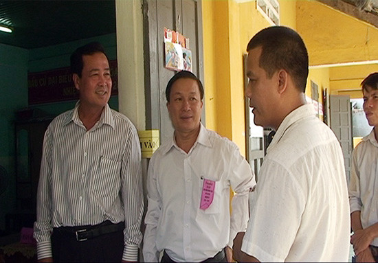 Phó Chủ tịch UBND tỉnh Huỳnh Khánh Toàn kiểm tra công tác bầu cử tại huyện Nông Sơn. Ảnh: THU PHƯƠNG