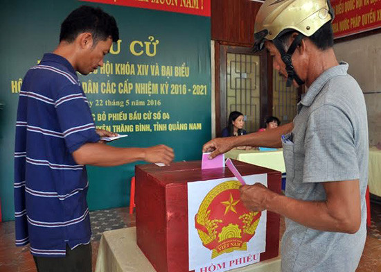 Cử tri thị trấn Hà Lam bỏ phiếu tại khu vực bỏ phiếu số 4. Ảnh: VINH ANH