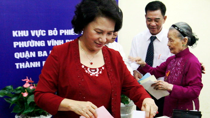 Chủ tịch Quốc hội Nguyễn Thị Kim Ngân bỏ phiếu bầu. Ảnh: Nam Trần