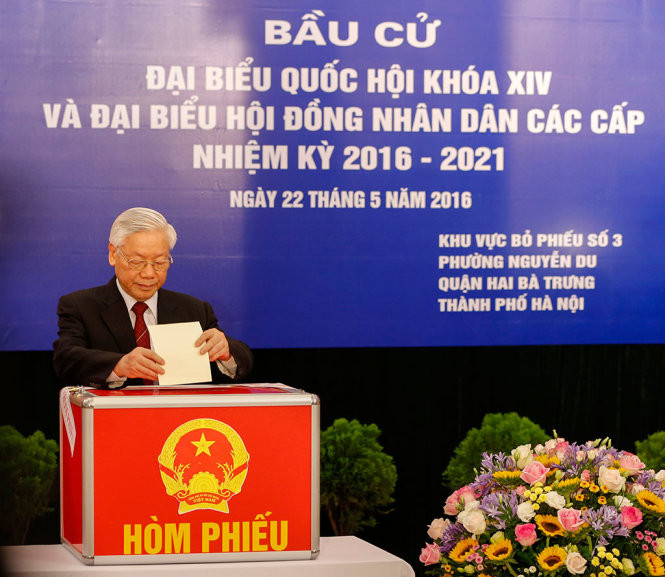 Tổng Bí thư Nguyễn Phú Trọng bỏ phiếu. Ảnh: Việt Dũng
