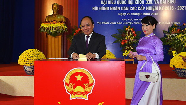 Thủ tướng Nguyễn Xuân Phúc cùng phu nhân bỏ phiếu tại Hải Phòng - Ảnh: Tiến Thắng