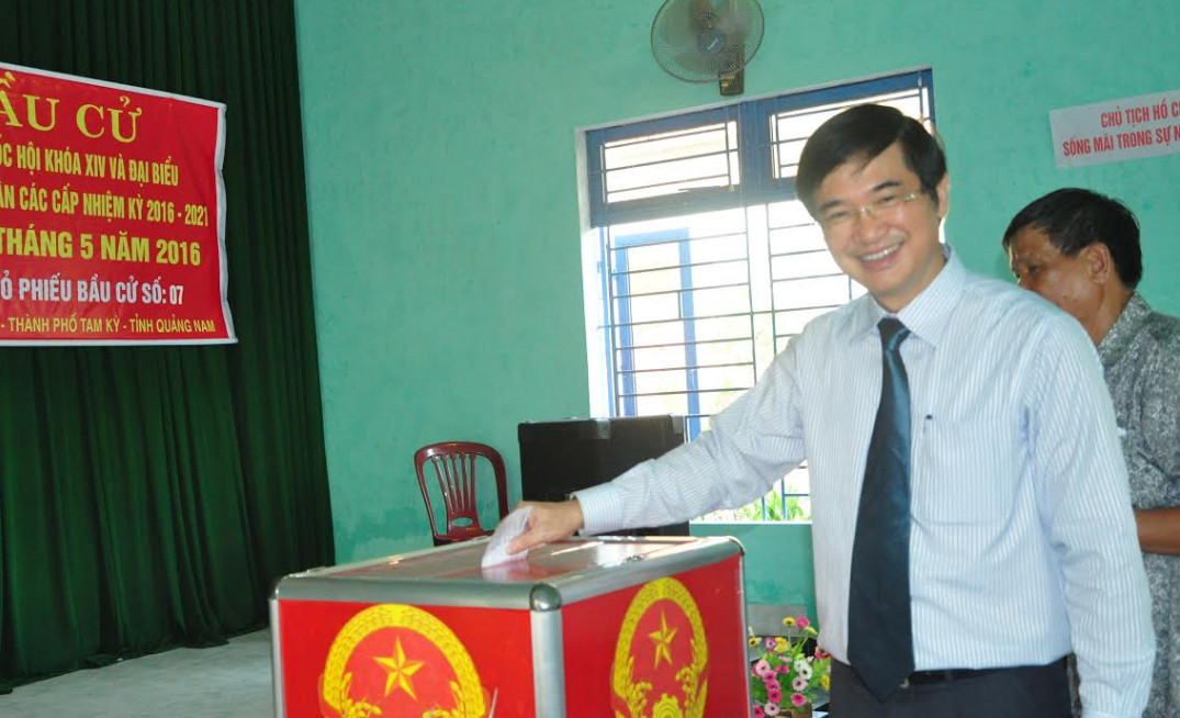 Bí thư Tỉnh ủy Nguyễn Ngọc Quang là cử tri đầu tiên bỏ phiếu hoàn thành nghĩa vụ tại khu vực bầu cử số 7. Ảnh: NGUYÊN ĐOAN