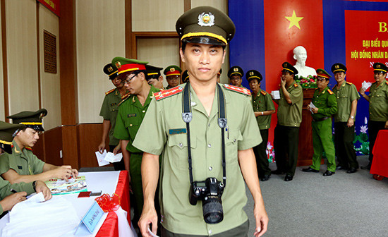 Đại úy Lê Văn Như Ý hoàn thành việc bỏ phiếu bầu cử của mình tại chính nơi anh tác nghiệp trong dịp bầu cử lần này. Ảnh: THÀNH CÔNG