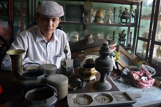 Một vài sản phẩm cổ mà ông Nguyễn Mạnh dự định trưng bày trong bảo tàng nhỏ về làng nghề đúc đồng Phước Kiều.Ảnh: Q.TUẤN