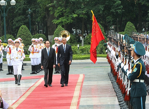 President Trần Đại Quang and President Barrack Obama salute the Guard of Honor this morning as Obama official begins his three-day visit to Việt Nam. — VNA/VNS Photo Trọng Đức