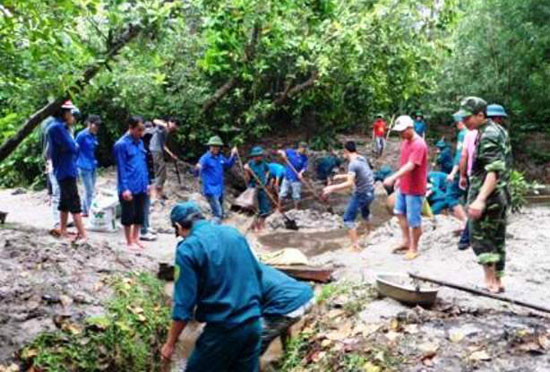 Thanh niên Tam Phú ra quân nạo vét kênh mương nội đồng giúp nông dân sản xuất, xây dựng NTM. Ảnh: X.T