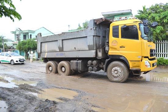 Hạ tầng giao thông xuống cấp dưới sự tàn phá của xe ben. Ảnh: N.B