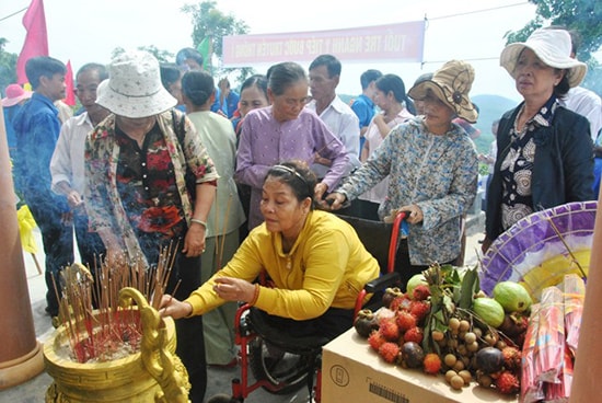 Y - bác sĩ Bệnh xá Bắc Tam Kỳ năm xưa viếng hương tưởng nhớ đồng đội đã hy sinh tại khu tưởng niệm. Ảnh: Q.N