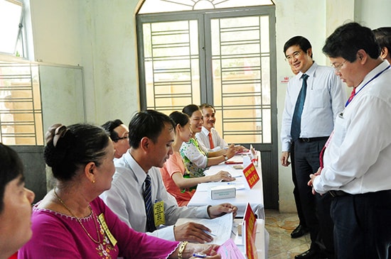 Bí thư Tỉnh ủy Nguyễn Ngọc Quang – Trưởng ban Chỉ đạo bầu cử tỉnh kiểm tra công tác bầu cử và động viên Tổ Bầu cử số 6 khối phố Mỹ Thạch Nam, TP.Tam Kỳ. Ảnh: H.GIANG