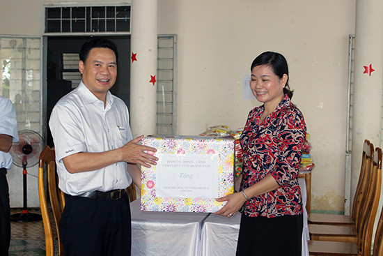 Phó Chủ tịch UBND tỉnh Lê Văn Thanh tặng quà cho Trung tâm nuôi dưỡng trẻ em mồ côi sơ sinh Quảng Nam.
