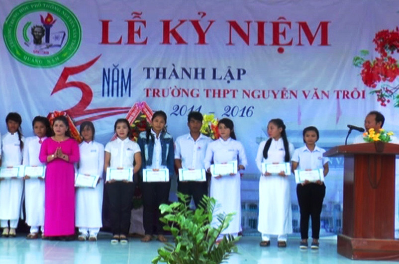 Trao thưởng cho các em học sinh có thành tích cao trong học tập, nhân dịp kỷ niệm 5 năm thành lập trường. Ảnh: K.N